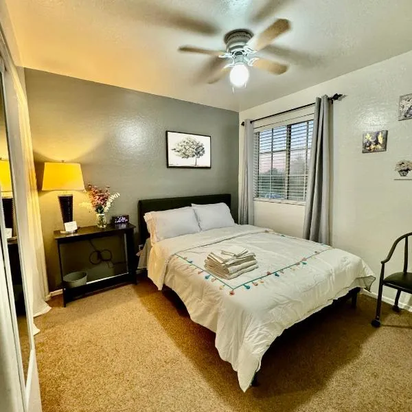 Cozy Private room with Shared bathroom Inside a house, hotel v destinaci Phoenix