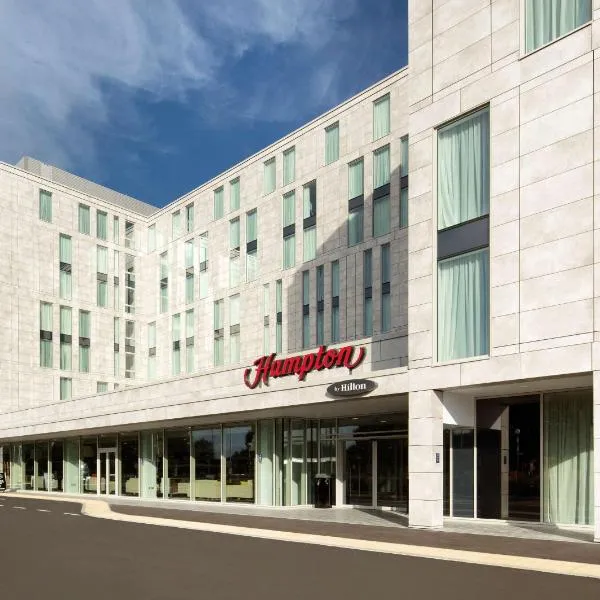 ハンプトン バイ ヒルトン ロンドン スタンステッド エアポート（Hampton By Hilton London Stansted Airport）、スタンステッド・マウントフィーチェットのホテル