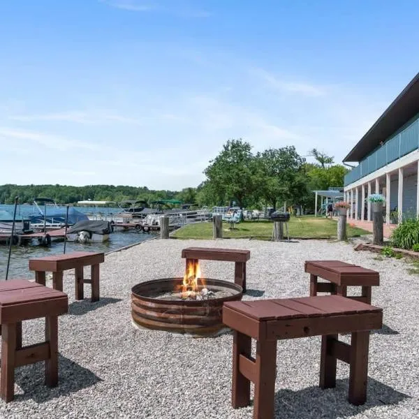 Queen Suite with Scenic Views at Fife Lake Lodge, hotel in Fife Lake