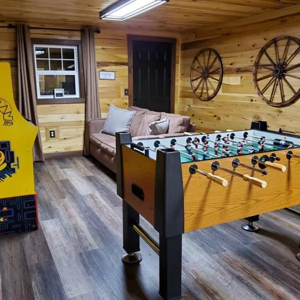 Viesnīca Luxury Cabin w/ Game Room & Hot Tub at Cave Run Lake pilsētā Morheda