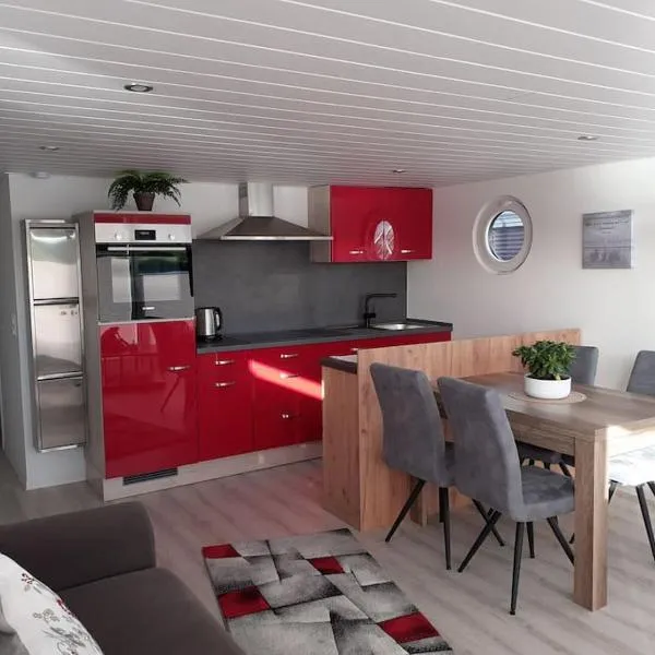 Hausboot Optima, hotel v destinaci Wangerland