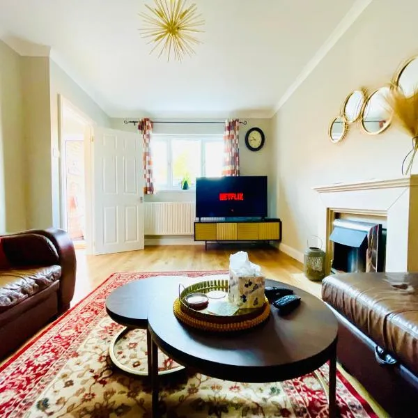 Tanglewood Close, 3 Bedroom house, Abergavenny with private parking,, hotel in Abergavenny