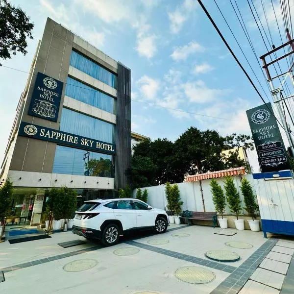 Sapphire Sky Hotel, hotel di Dehradun