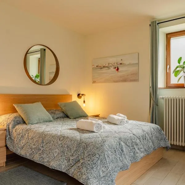 Casa Galya with private patio by GardaDoma, hotel v destinaci Brenzone sul Garda