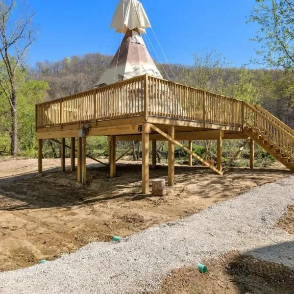 Furnished Teepee/Glamping/Red River Access/King Bd, hotel en Rogers