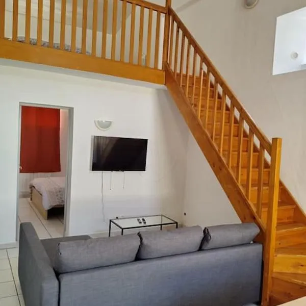 Spacieuse et confortable maison avec garage โรงแรมในAnzin