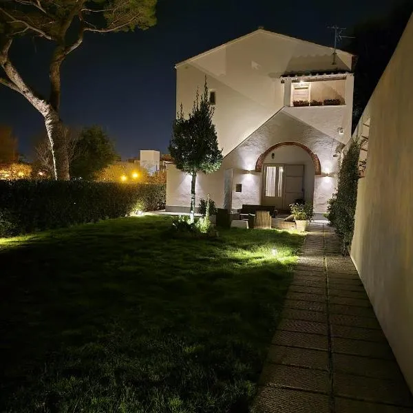 La Villa apartments Tinaia - Excellent for Sardegna & Corsica - 6-8 beds - Private parking included with camera, hotel v destinácii Livorno
