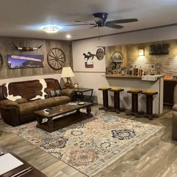 StockYards! Walk 3 Blocks-Ranch House sleeps 8, hotel v destinaci Fort Worth