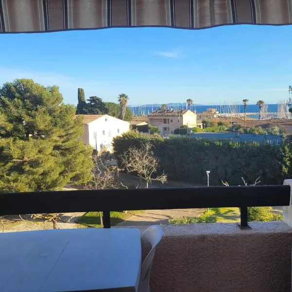 studio belle vue, hotel v destinácii La Londe-les-Maures