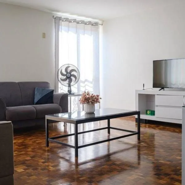 Apartamento Suite mais 2 QTS Espaçoso Ar Cond SQ21, hotel in Maringá