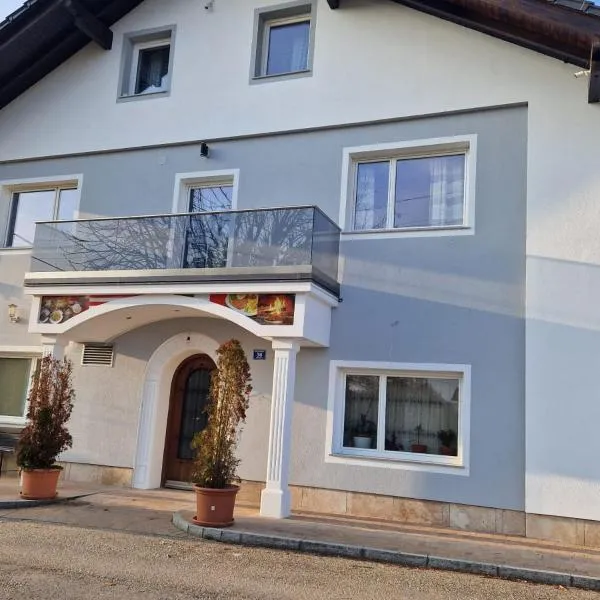 Appartment in Oberndorf bei Schwanenstadt, hotel in Neukirchen bei Lambach