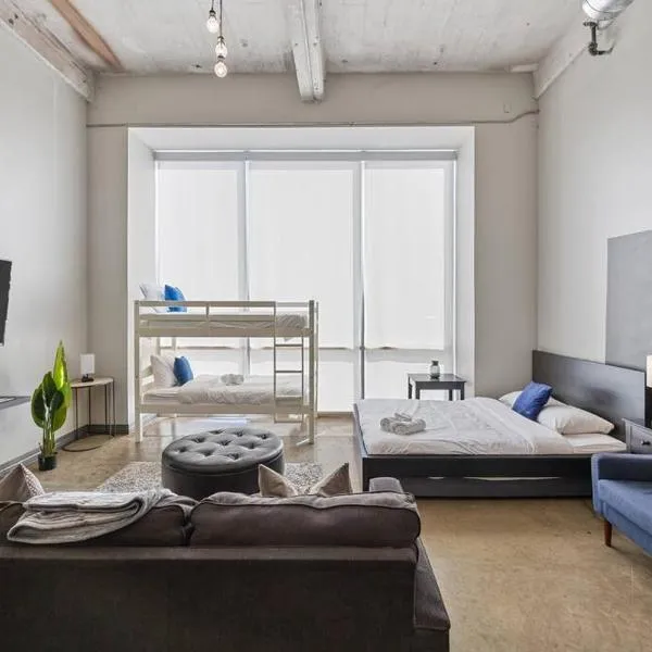 Stunning Downtown Apartment with Pool, Laundry, Parking, hotel v destinaci Dallas