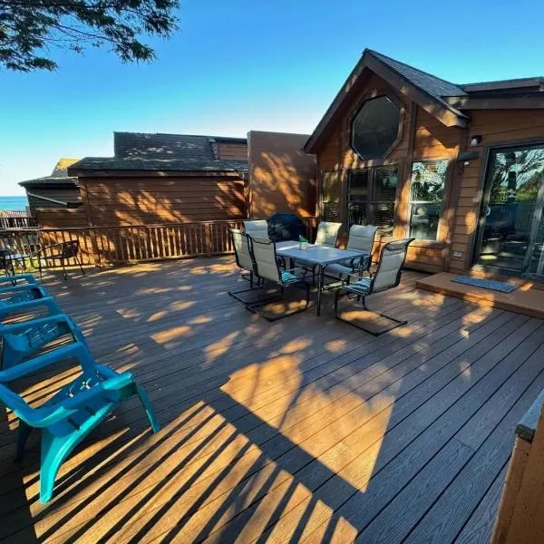 Ocean Cabin 19 With Jacuzzi And Spacious Deck, hotel in Smith River