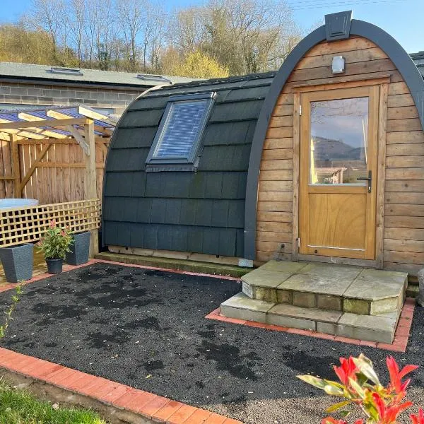 Squirrel Glamping Pod School House Farm, hotell i Easthope
