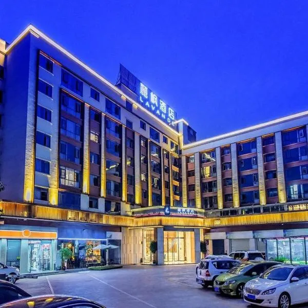 Lavande Hotel Nanchong Xihua Shida، فندق في نانتشونغ