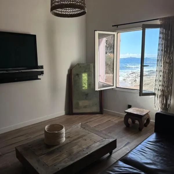 Cabanon sur la plage vue sur les Sanguinaires, hôtel à Ajaccio