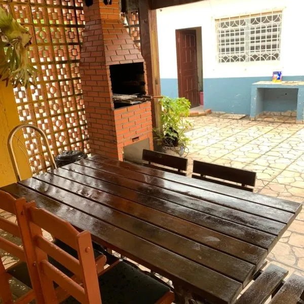 Casa perto da praia com piscina e área de churrasqueira, hotel na Praia Grande