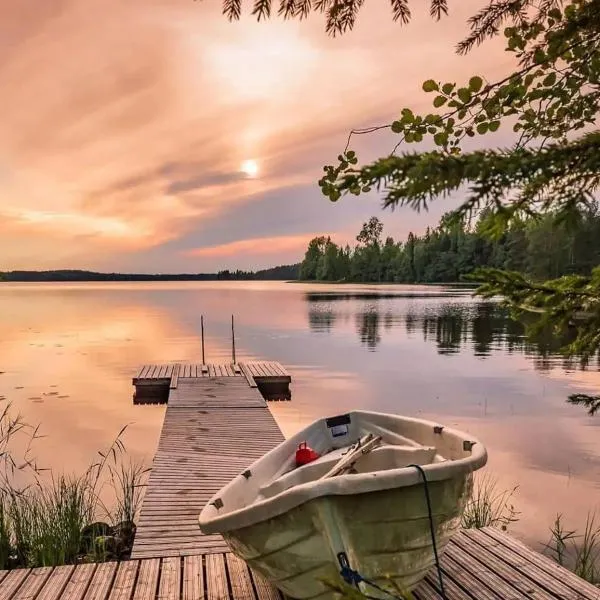 Beautiful and spacious lakeside cottages, hotel em Imatra
