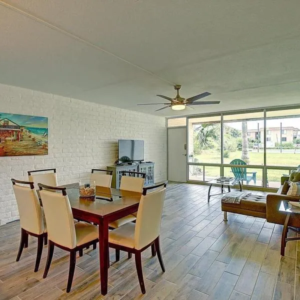 A Salty Day Getaway at Sea Sands Condominiums, hotel u gradu Port Aransas
