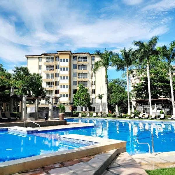 Family getaway, pool, beach and surf, hotel v destinaci Jacó