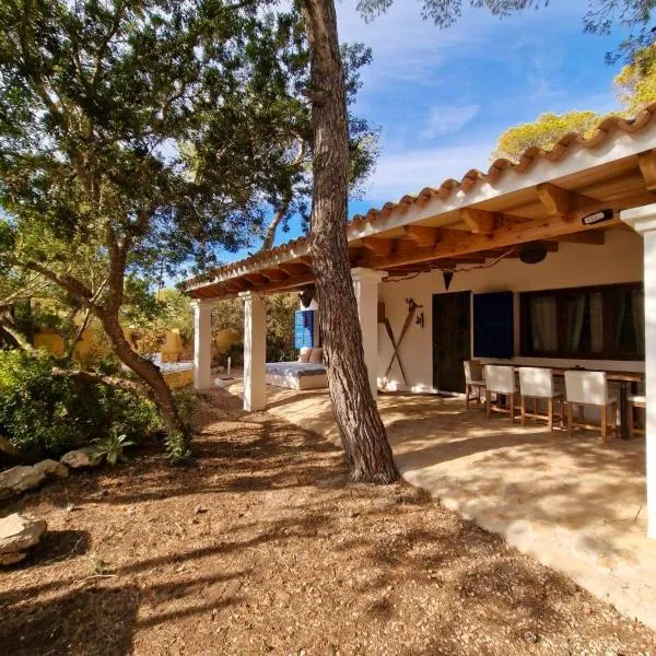 Casa Migjorn, immersa nella natura a pochi passi dal mare, hotel v destinaci Es Calo