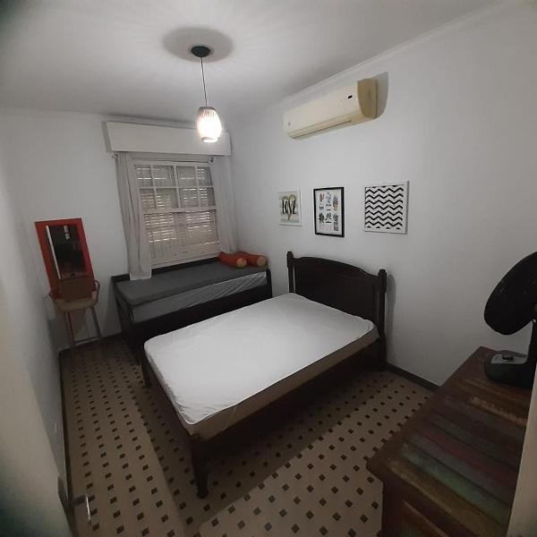 Casa com piscina, confortável e ótima localização - Foto 2