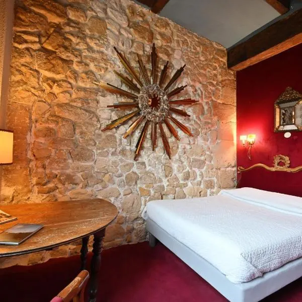 पेरिस में, होटल Hotel Esmeralda