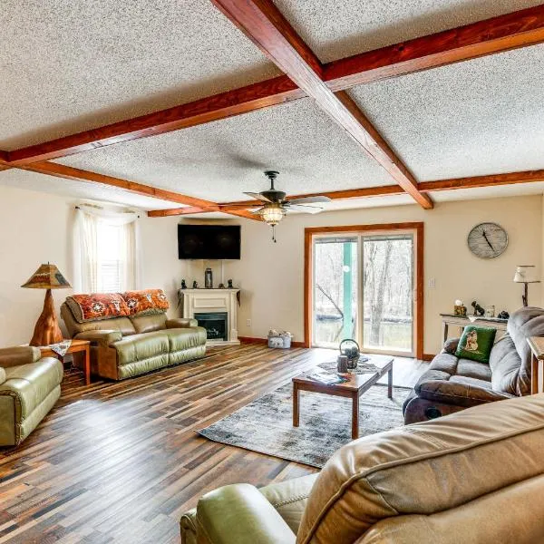 Riverfront Peru Cabin ~ 2 Mi to Lake Champlain!، فندق في Peru