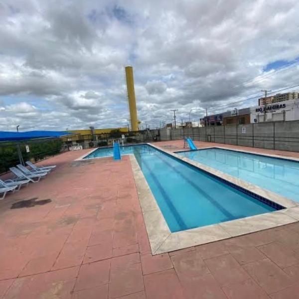 Apto para até 4 pessoas,com Wi-Fi,ótima localização, área de lazer com conveniência e piscina para criança - Foto 4