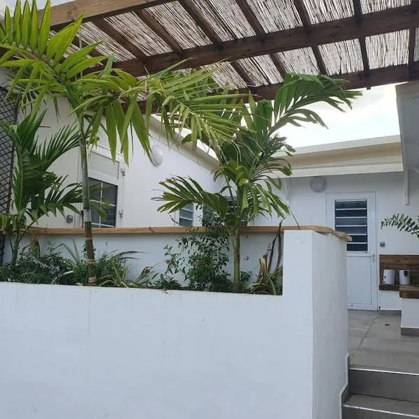 3 studios autour d'un patio commun, hotel in Saint-Denis