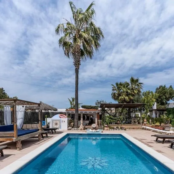 Casa con piscina, jardín y juegos exteriores, hôtel à Montecristo