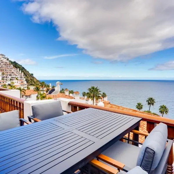 Bright Catalina Island Condo with Ocean Views!, hotel v destinaci Avalon