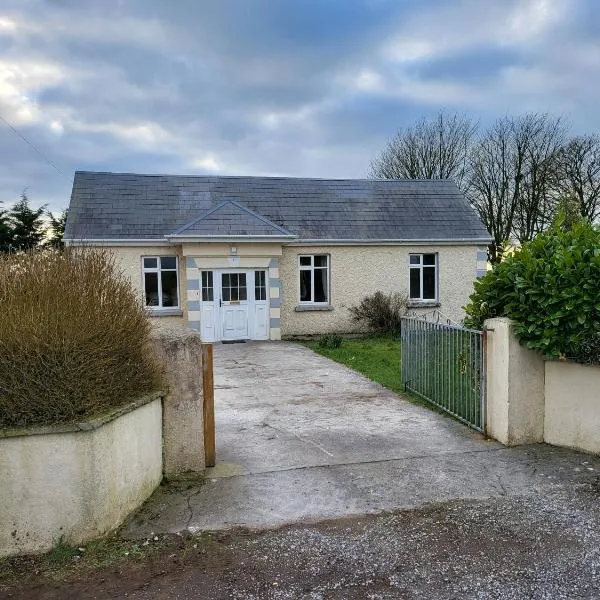 Peaceful Farm Cottage in Menlough near Mountbellew, Ballinasloe, Athlone & Galway, hotel en Áth Eascrach