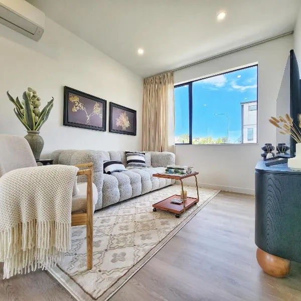 Modern French Retro Townhouse in Sandringham, Close to City, Heat Pumps, Netfilx, hotel v Aucklandu