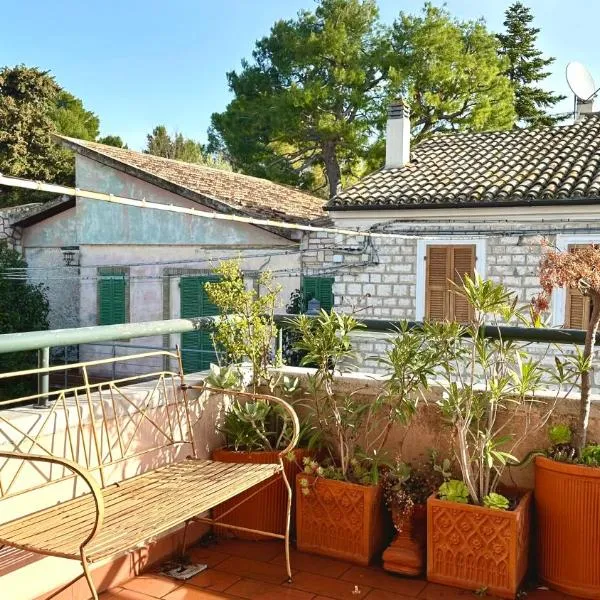 S256 - Sirolo, comodo trilocale in centro, готель у місті Сіроло