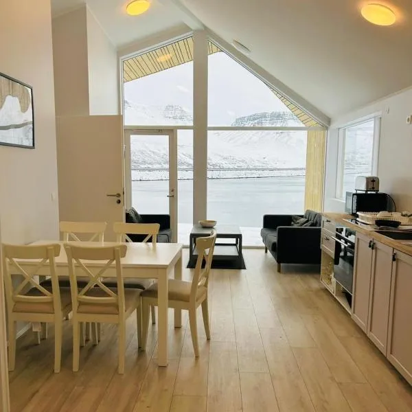 Fisk Club Cottages - Captain's house, hotell sihtkohas Suðureyri