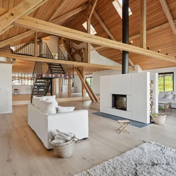 Completely refurbished typical Swiss farmhouse, hotell i Vuissens