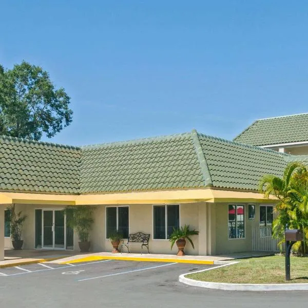 Days Inn by Wyndham Port Charlotte Town Center, хотел в Порт Шарлът