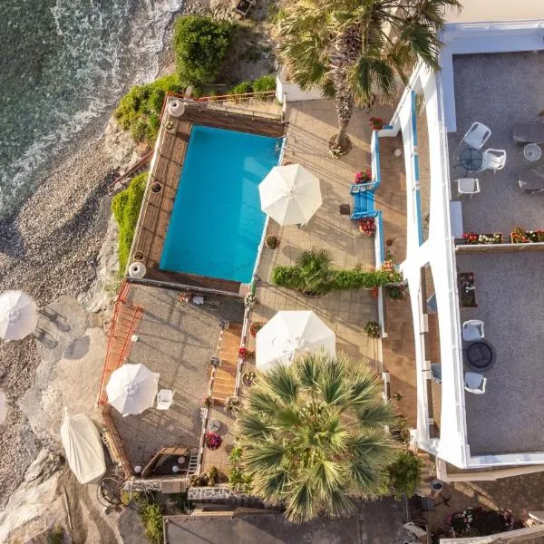 Exclusive Seaside Retreat with Shared Pool & Private Beach Access, hotel v destinaci Palaiokastro