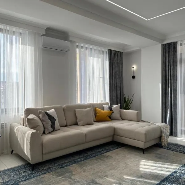 Stunning Designer Apartment in Bishkek，位于比什凯克的酒店