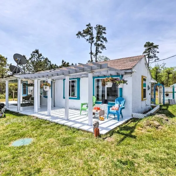 Oceanfront White Stone Cottage with Private Beach!, hotel di West Irvington