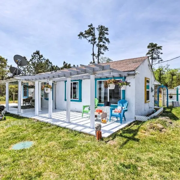 Oceanfront White Stone Cottage with Private Beach!, hotel in Deltaville