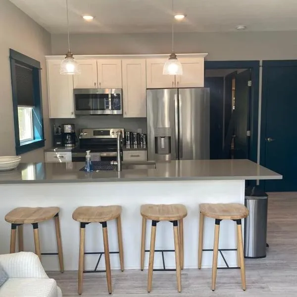 Modern Cottage Retreat, hotel in Charlevoix