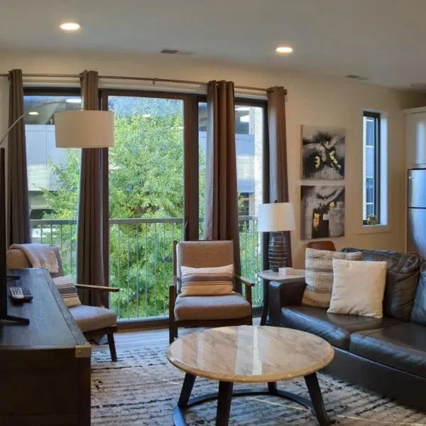 Location Location - Capri Condo 212, hotel v destinaci Traverse City