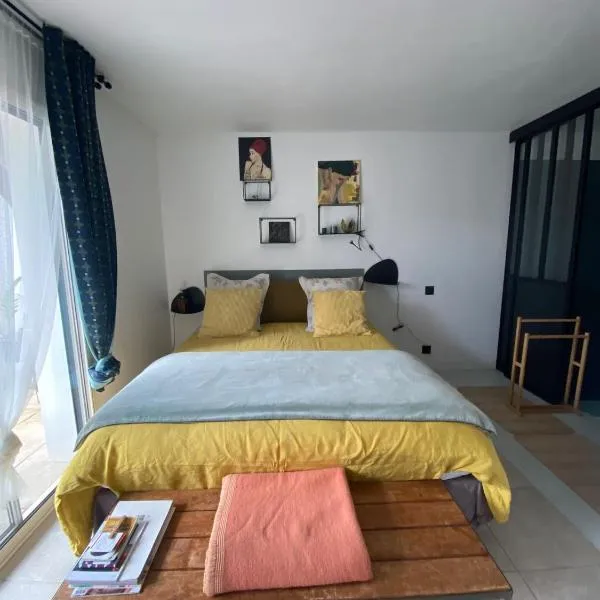 COSY ROOM PRIVATE BATH AND GARDEN, hotel v destinaci Anglet