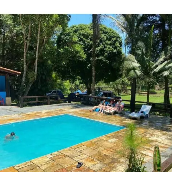 Casa de campo agradável com piscina, parquinho, lago, riacho, quadra, sinuca e mais!, hotel in Juquitiba