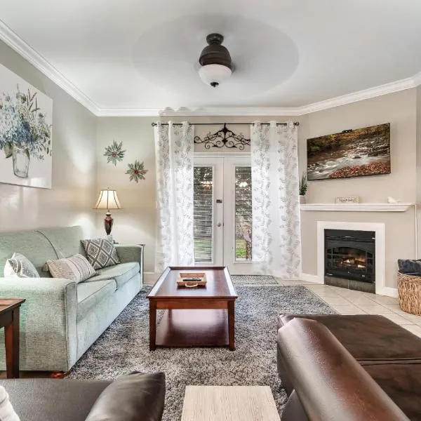 Luxury Condo, Sleeps 6, 3.2 Miles to Dollywood, hotel v destinaci Pigeon Forge