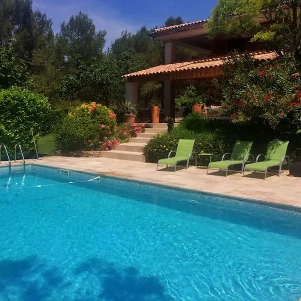 appartement T3 dans propriété de 5000m2 avec piscine、ヴネルのホテル