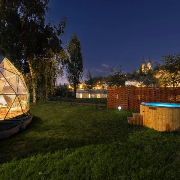 Unique Escape Glamping in the Heart of Prague with Hot Tub and Vysehrad Castle View, Hotel in Prag
