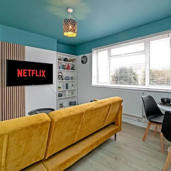 Tiger House - Driveway & Garden. Airport location!, hotelli kohteessa Luton